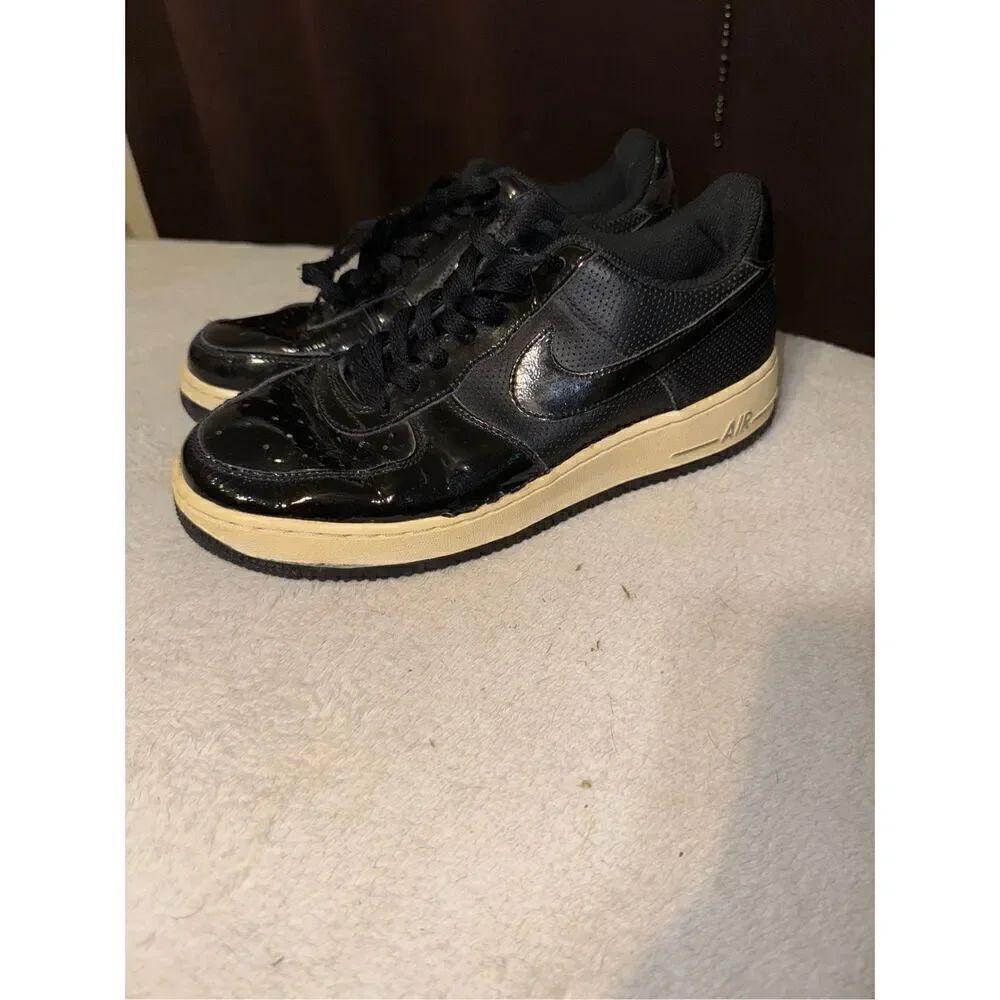 Nike Air Force 1’s black patent leather size 7Y